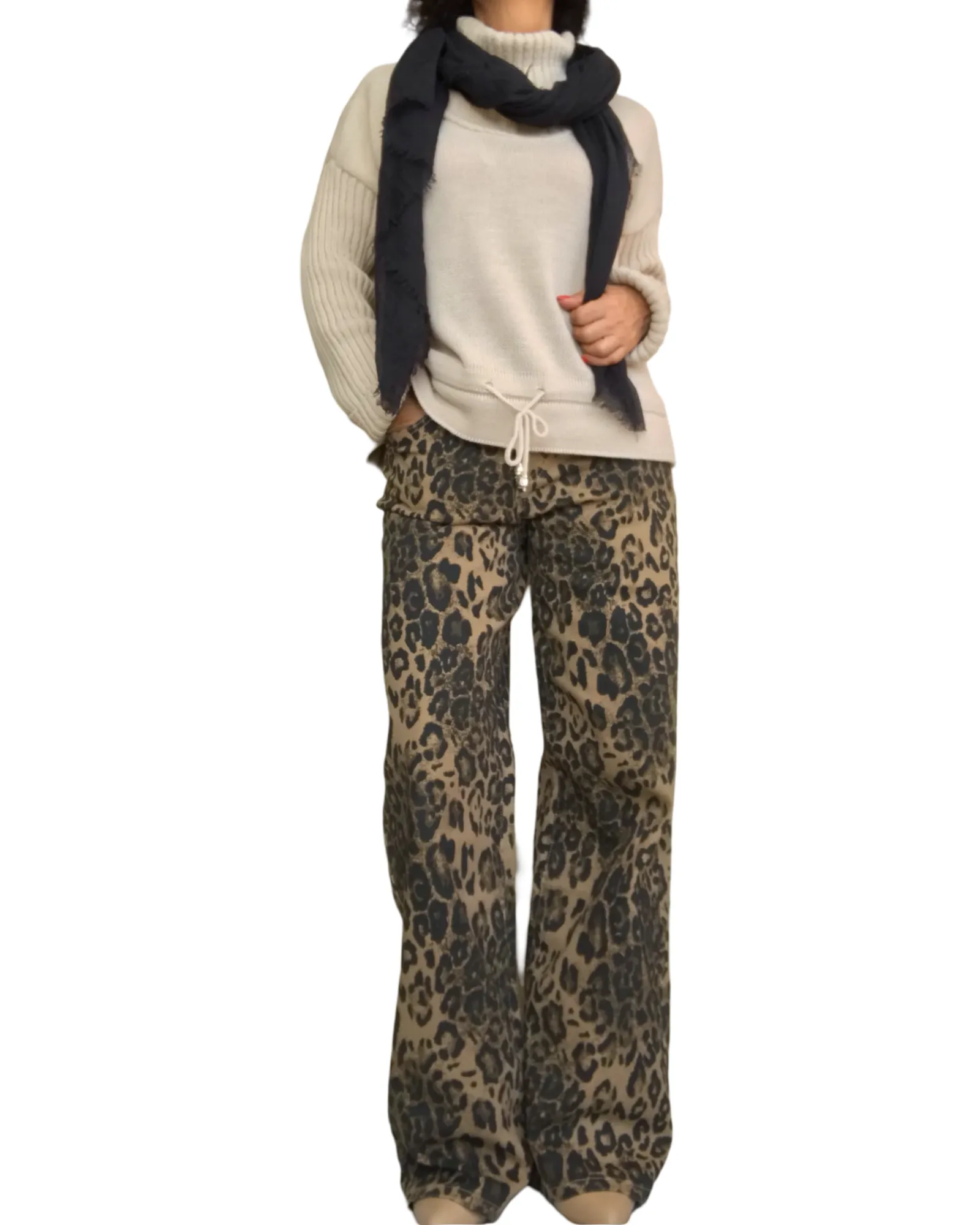 Chandail en tricot beige col roulé cordon devant au bas