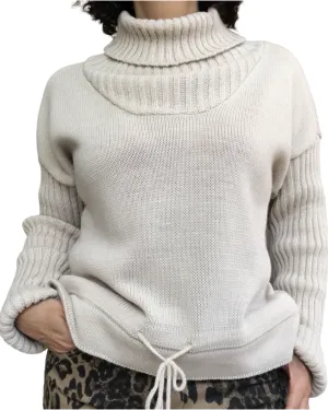 Chandail en tricot beige col roulé cordon devant au bas