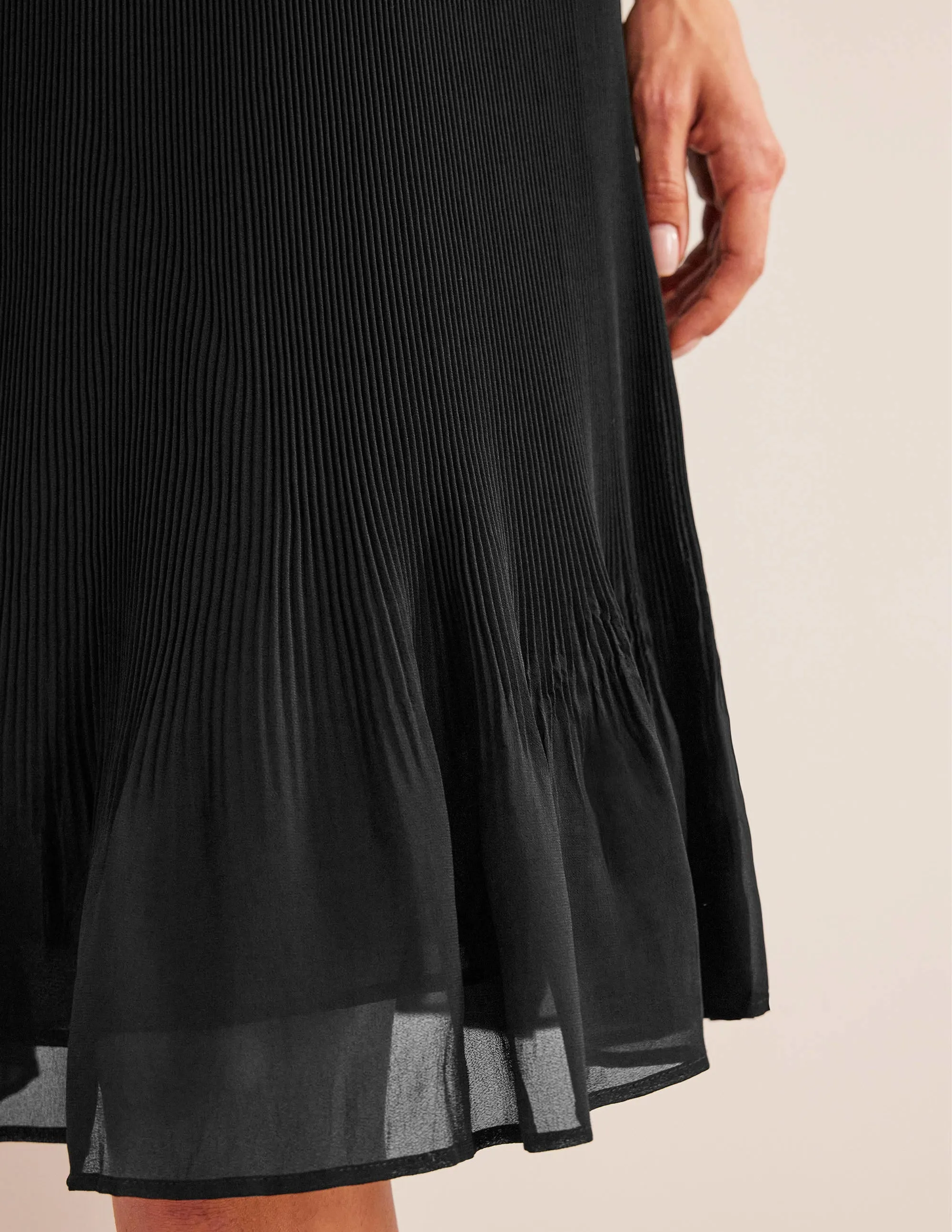 Knee Length Plisse Skirt-Black